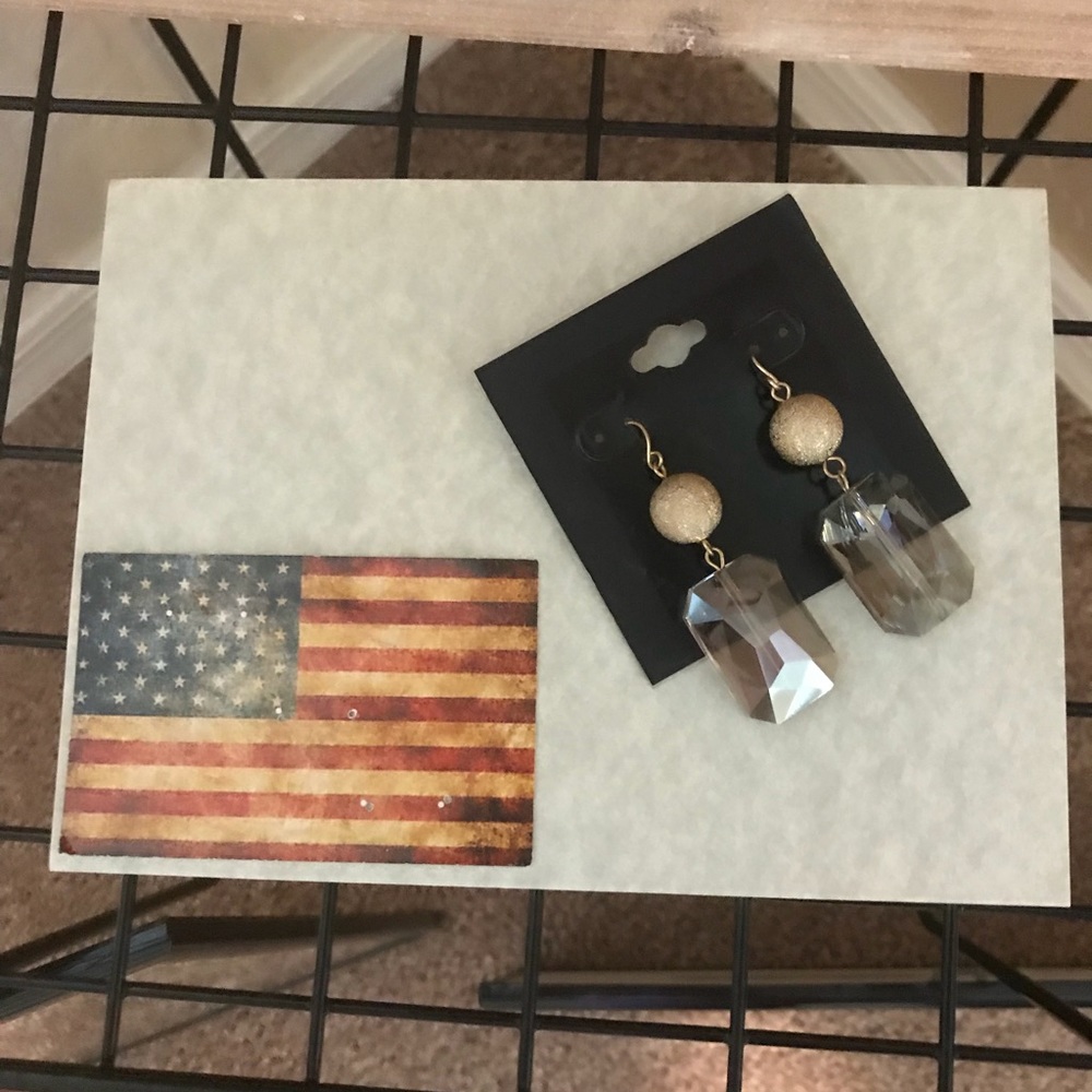 Pretty dangling earrings NWT